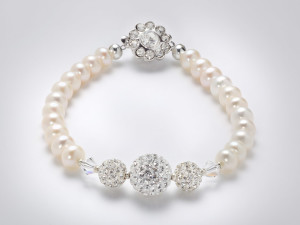 Freshwater pearls and swarovski crystal bracelet . Crystal clasp